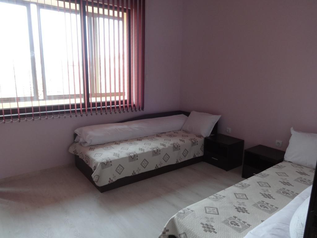 Guest House Karaulanov Elhovo  Esterno foto