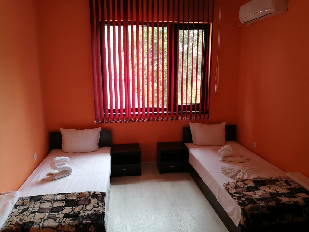 Guest House Karaulanov Elhovo  Esterno foto