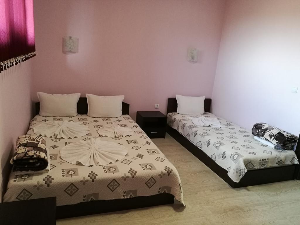 Guest House Karaulanov Elhovo  Esterno foto
